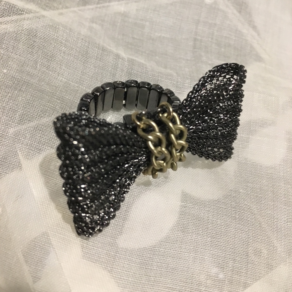 BOW Ring, EDGY STRETCH BAND RING WTH METAL EMBELLESHMENTS